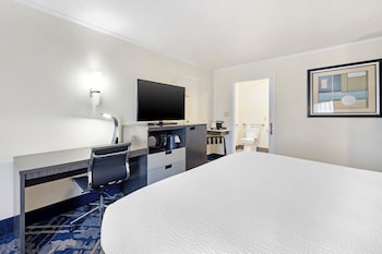 Standard Room, 1 King Bed, Accessible, Refrigerator