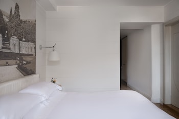 Deluxe Room, Partial Lake View