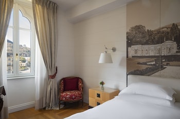 Deluxe Room, Partial Lake View