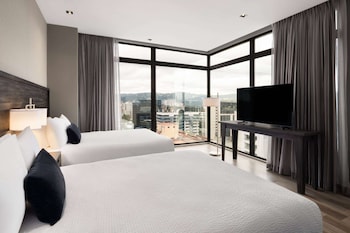 Business Suite, 2 Queen Beds, Non Smoking