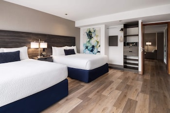 2 Queen Bed, One Bedroom Kitchenette