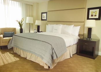 Suite, 1 King Bed, Accessible, Kitchenette