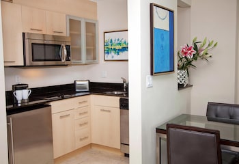 Suite, 1 Queen Bed, City View