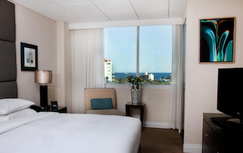 Suite, 1 Queen Bed (Intracoastal View)