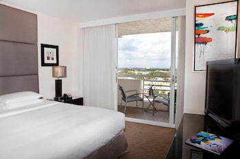 Suite, 1 King Bed, Balcony (Intracoastal View)