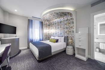 Room, 1 Queen Bed, Accessible (Bronze, Roll-in Shower)