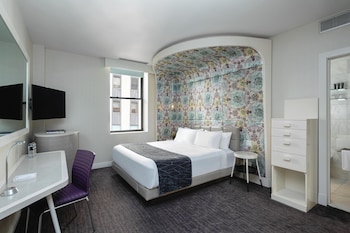 Room, 1 King Bed (Silver)