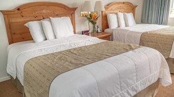 Room, 2 Queen Beds, Non Smoking, Courtyard View