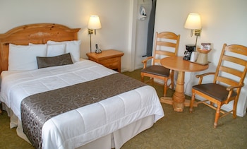 Room, 2 Queen Beds, Non Smoking, Courtyard View
