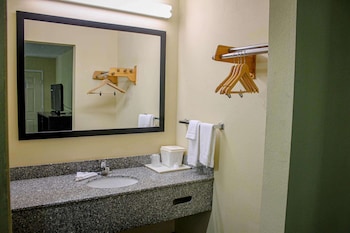 Standard Room, 1 Queen Bed, Non Smoking, Refrigerator & Microwave