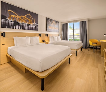 Two Queen Beds, Pool View, Non Smoking