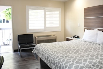 Deluxe Room, 1 King Bed, Non Smoking, Balcony