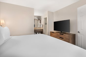 Suite, 1 Queen Bed, Accessible (Mobility Tub One Bedroom)