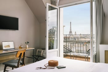 Classic Double Room - Eiffel Tower View