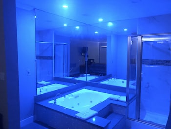 Standard Room, 1 King Bed, Jetted Tub