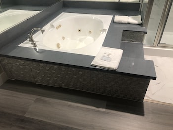 Standard Room, 1 King Bed, Jetted Tub