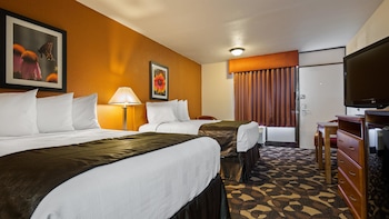 Standard Room, 2 Double Beds, Accessible, Bathtub