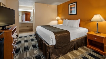 Standard Room, 1 Queen Bed, Non Smoking, Refrigerator & Microwave