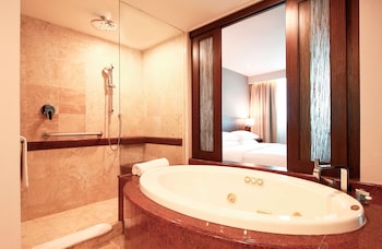Suite, 1 King Bed with Sofa bed