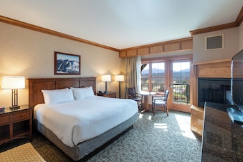 Premium Room, 1 King Bed, Fireplace, Mountain View