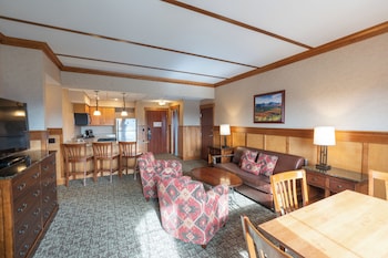 Premium Suite, 1 King Bed with Sofa bed, Kitchenette, Mountain View