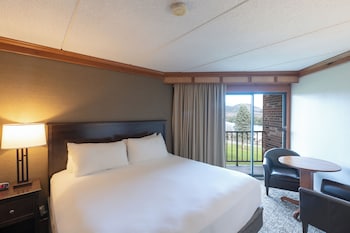 Family Room, Multiple Beds, Lake View