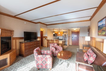 Premium Suite, 1 King Bed with Sofa bed, Kitchenette, Mountain View