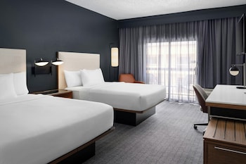 Room, 2 Queen Beds, Hearing Accessible (Accessible Bathtub)