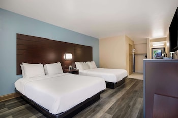 Standard Room, 2 Queen Beds, Accessible, Bathtub