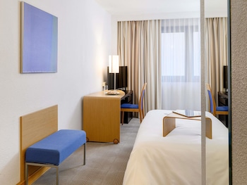 Standard Room with 1 Queen-Size Bed and a Sofa