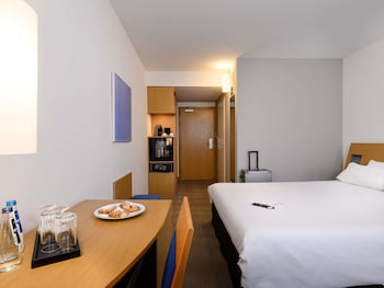 Executive Room with 1 Queen-Size Bed and a Sofa