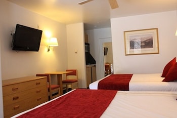 Standard Room, 2 Queen Beds, Kitchenette, Pool View
