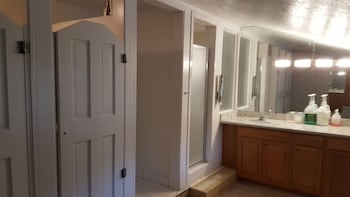 Economy Twin Room, 1 Double Bed (PRIVATE HOSTEL) (SHARED BATHROOM)