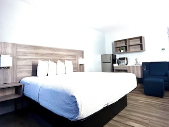 Suite, 1 King Bed, Non Smoking, Kitchenette