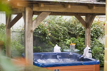 Magnolia Suite with Hot Tub