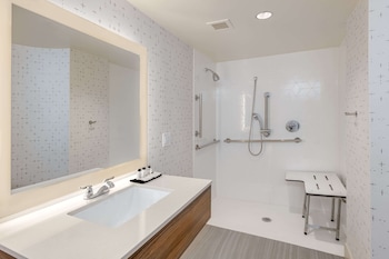 Room, 1 Queen Bed, Accessible (Mobility Roll in Shower)