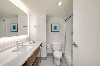 Room, 1 Queen Bed, Accessible (Mobility Tub)