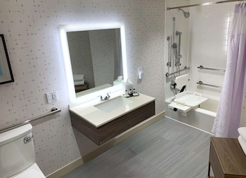Room, 1 Queen Bed, Accessible (Mobility Tub)