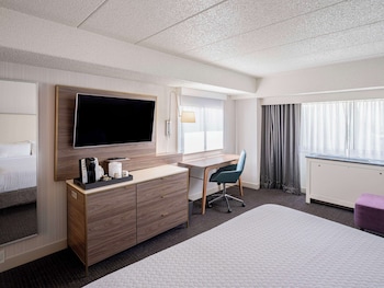 Suite, 1 King Bed, Accessible (Mobility Roll in Shower One Bedroom)