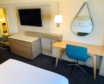 Deluxe Room, 2 Queen Beds (Deluxe - Two Queens)