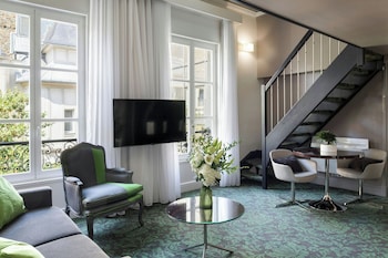 Suite, 1 King Bed with Sofa bed, Garden View