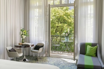 Suite, 1 King Bed (Garden View)