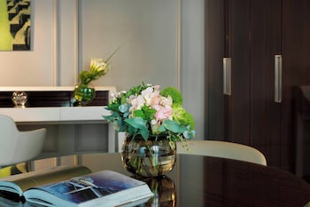 Suite, 1 King Bed with Sofa bed, Garden View