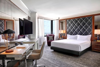 Premium, Larger Guest Room, 1 King, Canal Street View