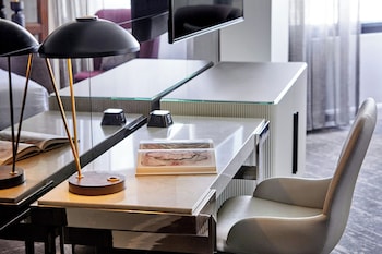 Premium, Larger Guest Room, 1 King, Canal Street View