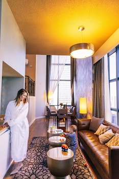 Suite, 2 Bedrooms, City View (Corner)