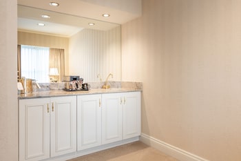 Suite, 1 Queen Bed (Corner Suite)