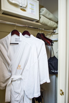Deluxe Room, 1 King Bed