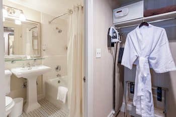 Suite, 1 Queen Bed (Corner Suite)