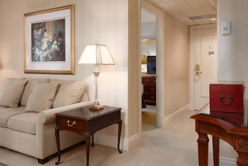 Suite, 1 Queen Bed (Corner Suite)